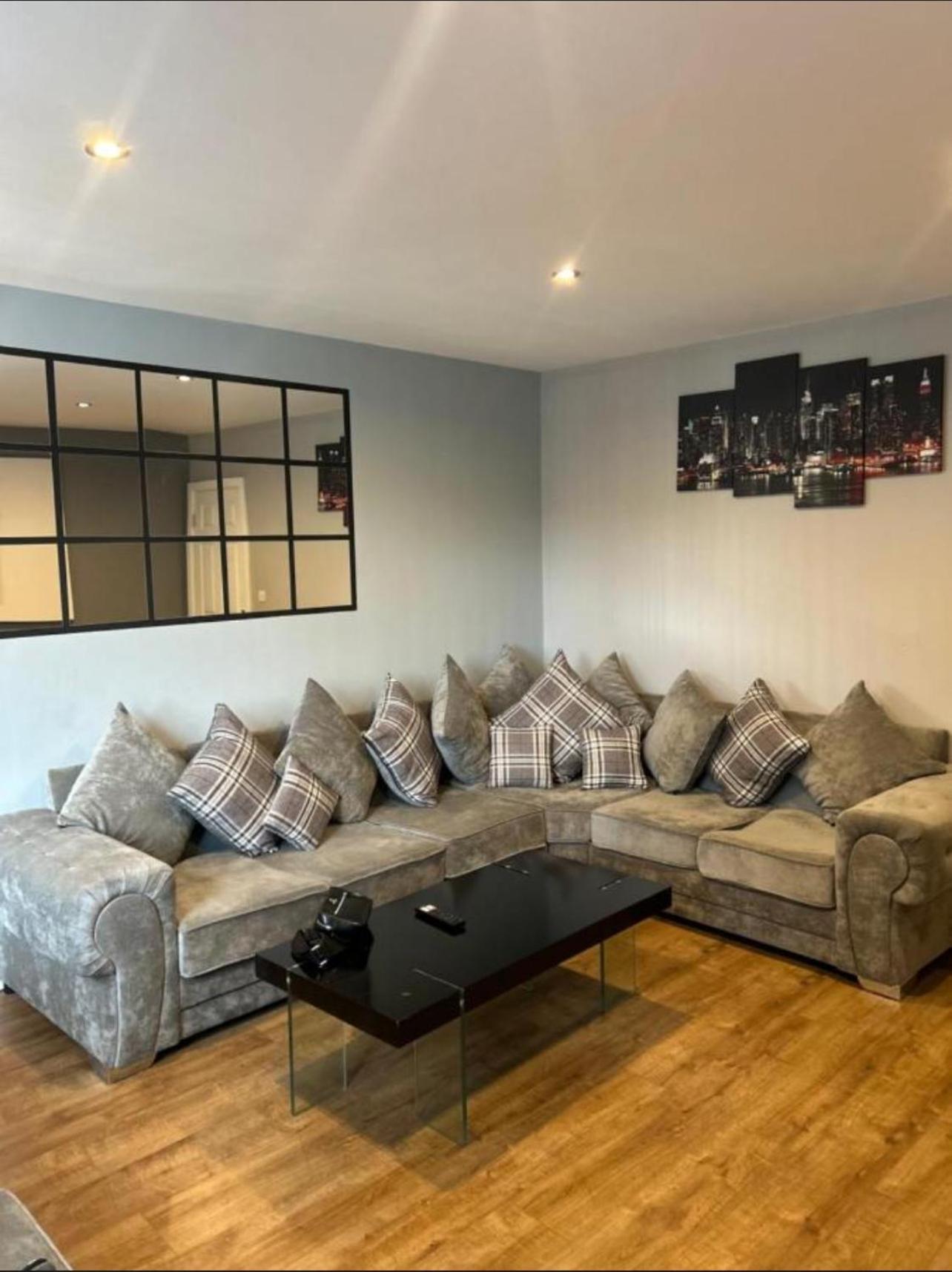 The Luxe By Waggoner Aparts 2 Bedroom! 布雷得佛 外观 照片